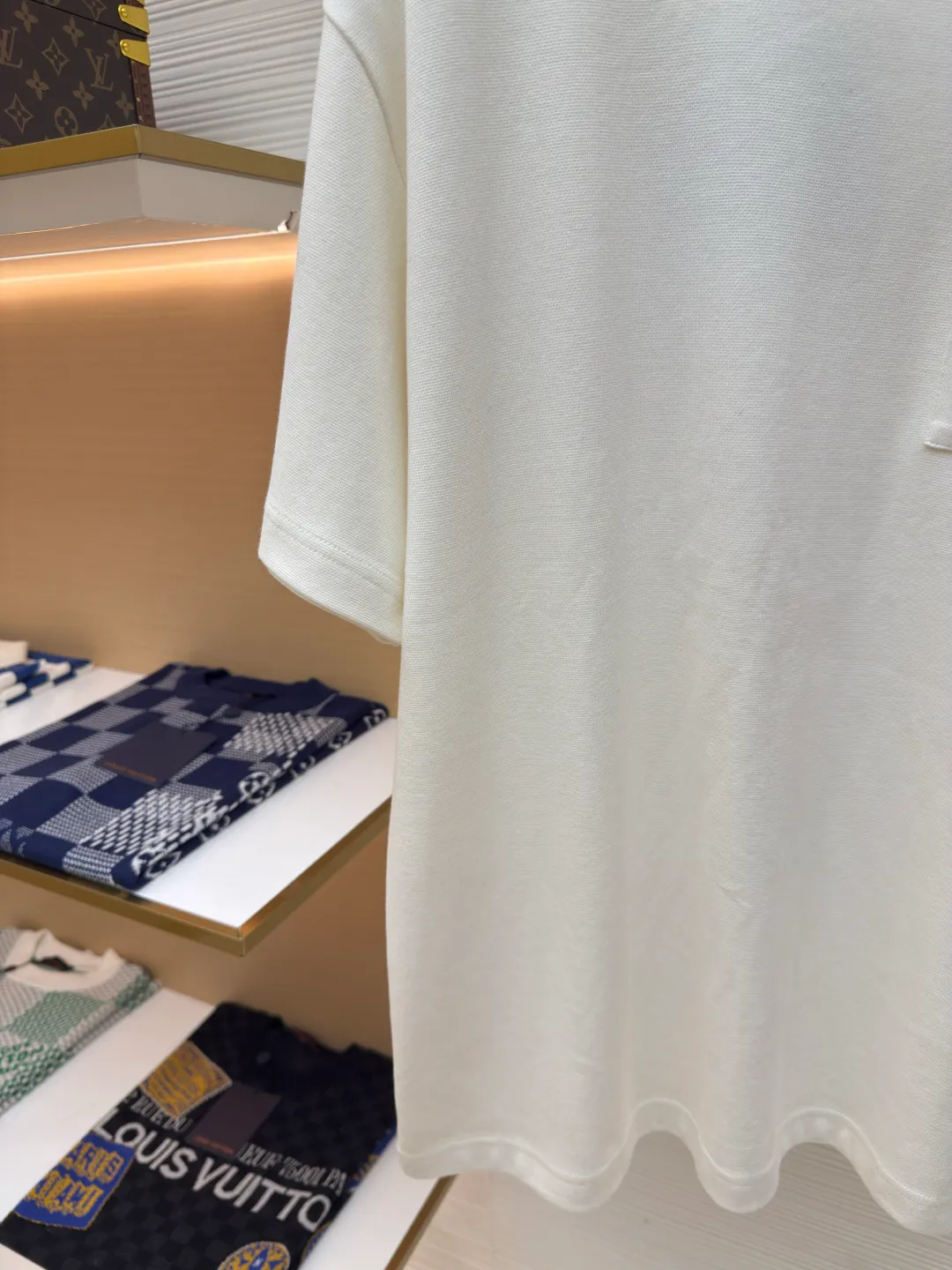 LOUIS VUITTON Pocket jacquard short sleeves ●Authentic product: purchased and developed for 8500 ●Item number: 1680117-A35 ●Fabric: pure cotton fabric ●Technology: jacquard knitting ●Version: fitted version ●Weight: about 345 grams ●Size: XS-S-M-L ●Description: Use 18-needle upper and lower cotton jacquard knitted fabric, weight 300g. Disassemble the original version to analyze the type of machine for yarn parameters. Manually count the needles and draw the pattern. The jacquard fabric is woven by Fukuda machine imported from Japan. The solid color part uses an 18-needle double-sided jacquard machine to weave the pique fabric. The jacquard and solid color fabrics are proportioned according to the amount of each piece. The two fabrics are the same The vat dyeing ensures that there is no color difference in the finished fabric. Overflow vat rope dyeing is used. The edge of the finished fabric is over-positioned and the weft adjuster is used to adjust the weft and slant to ensure that the pattern of the finished fabric is consistent with the size of the Y version. The front + sleeves are made of solid pique fabric, and the back pocket is made of jacquard fabric. The pocket letters are centered and positioned to take out the pieces. The thread is made of 40s double-ply cotton yarn and the flat collar is woven on a horizontal machine. The overall wiring is straight and delicate, the fabric is comfortable and soft, and the color is consistent without color difference. It can be matched with the same style to create a fashionable look and control various occasions. Customized accessories, complete with three standards, same style for men and women!